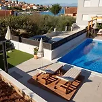 Apartamento With Swimming Pool Preko, Ugljan - 14163