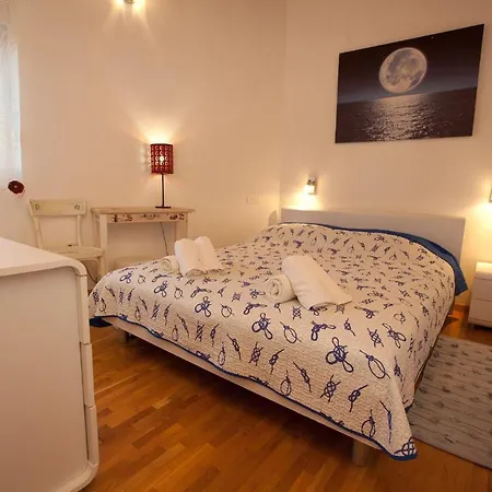 דירה With Swimming Pool Preko, Ugljan - 14163 פרקו