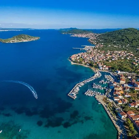 With Swimming Pool Preko, Ugljan - 14163 דירה *